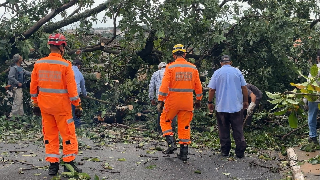 Araxá ainda enfrenta consequências do temporal que atingiu a cidade