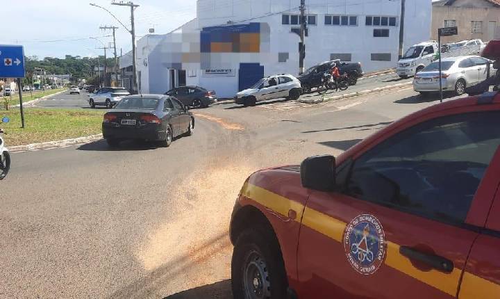 Bombeiros de Araxá atuam para eliminar risco de derrapagem causado por óleo em avenida