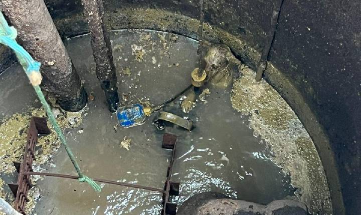 Bombeiros resgatam cachorro preso em rede de esgoto da Copasa em Araxá