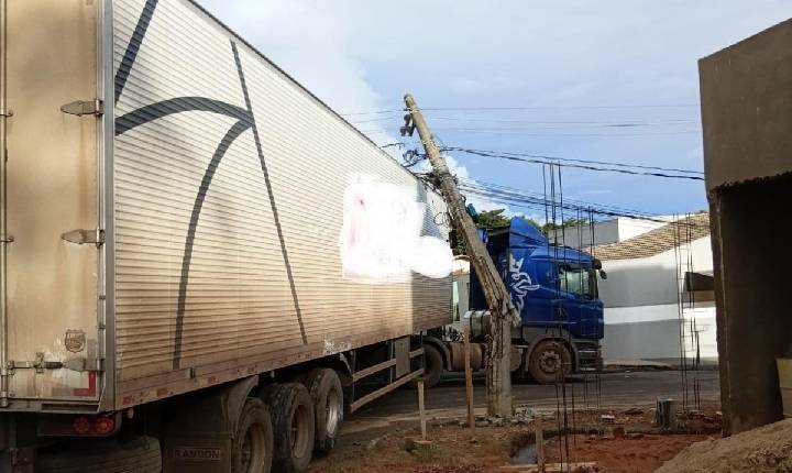 Caminhão derruba poste e danifica rede elétrica no bairro Bela Vista, em Araxá