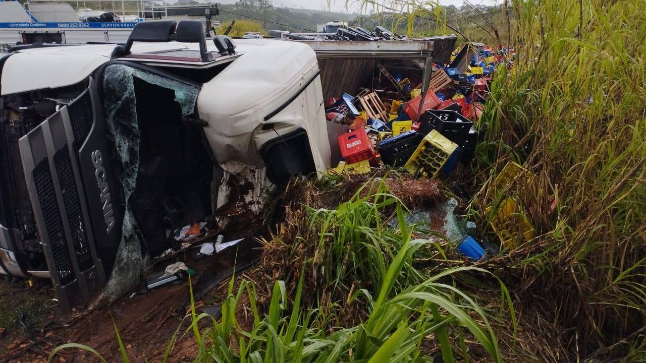 Carreta tomba na BR-262, interdita rodovia e motorista é resgatado das ferragens em Córrego Danta