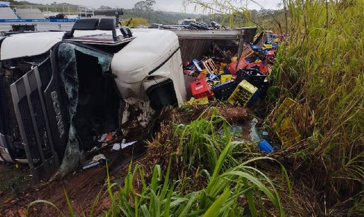 Carreta tomba na BR-262, interdita rodovia e motorista é resgatado das ferragens em Córrego Danta