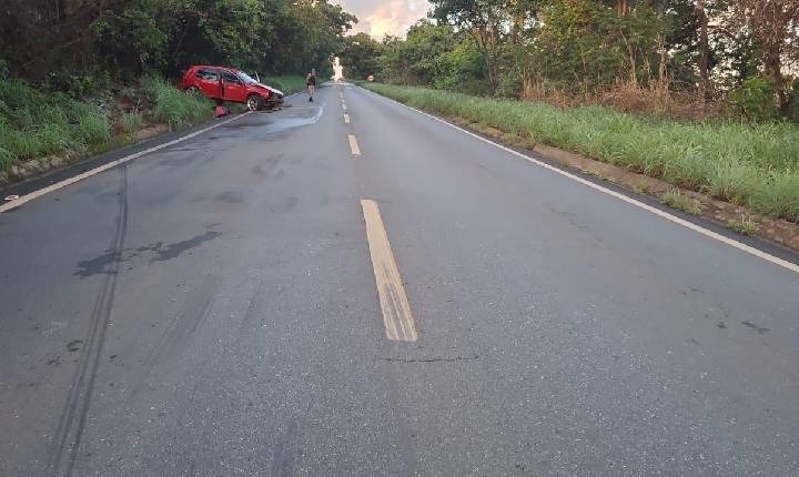 Carro derrapa na MG-410, durante chuva intensa