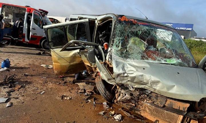 Colisão entre van e carro deixa três mortos e 15 feridos na região 