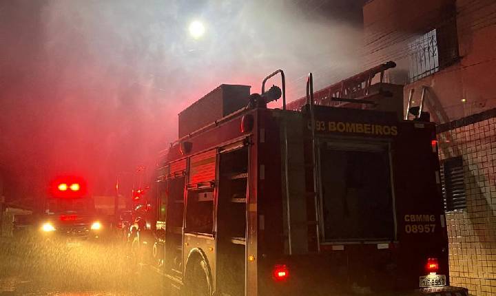 Criminoso? Prédio é isolado por risco estrutural após incêndio em apartamento
