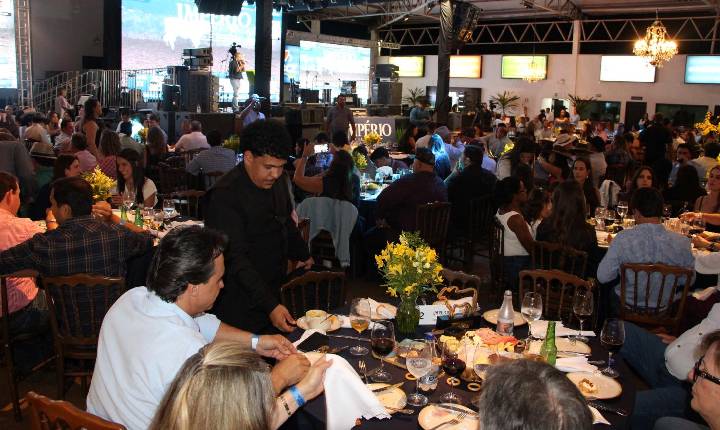 Fazenda de Araxá é premiada como maior vendedor de bovinos de 2025 em leilões são premiados em Uberaba