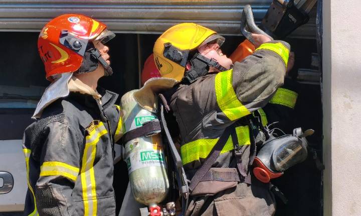 Incêndio em galpão é combatido pelo Corpo de Bombeiros em Araxá