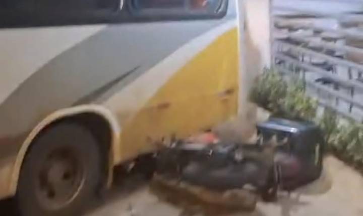 Micro-ônibus desce desgovernado e atinge motocicleta na avenida Getúlio Vargas, em Araxá