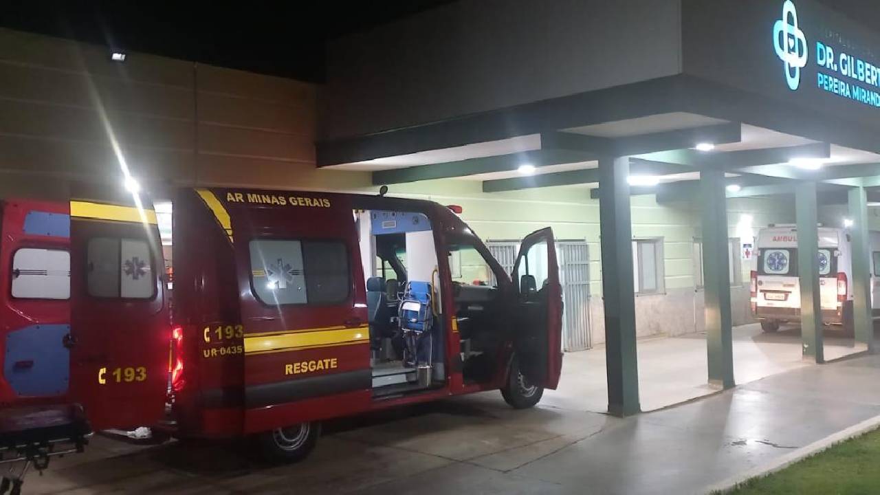 Mulher fica ferida após colisão frontal entre dois carros na BR-146