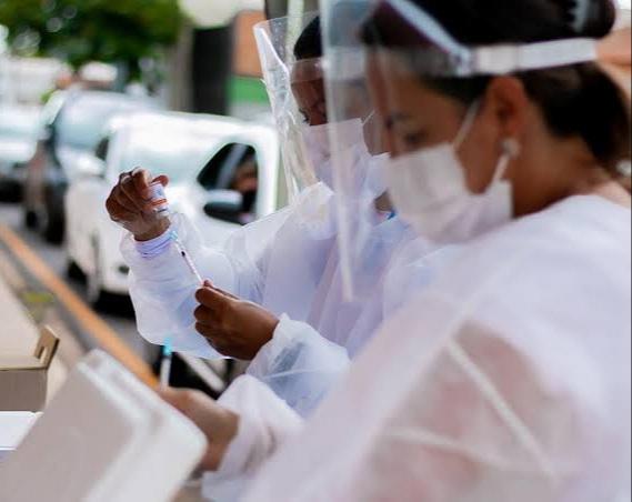 Número de vacinados já supera o de casos de covid-19 em Araxá 