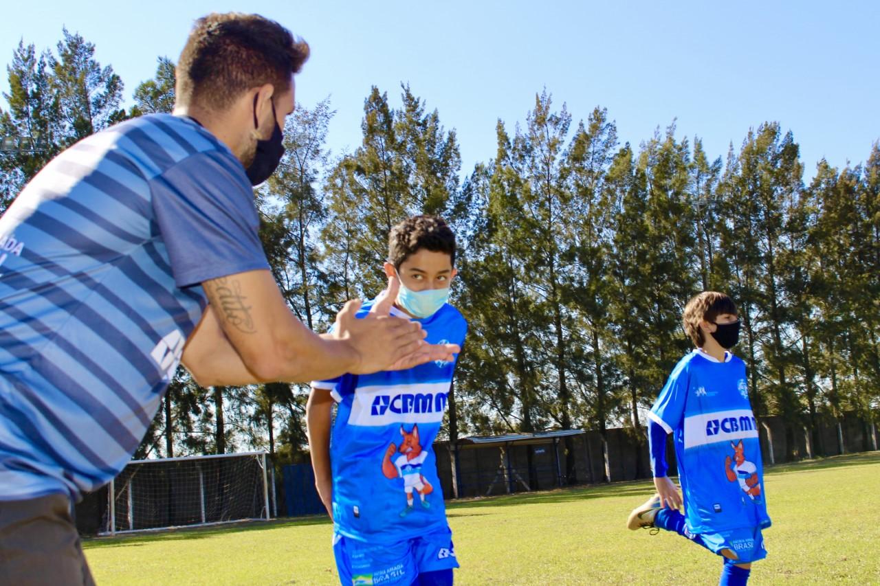 Não é só futebol: Projeto Lobinho prepara crianças para fase adulta