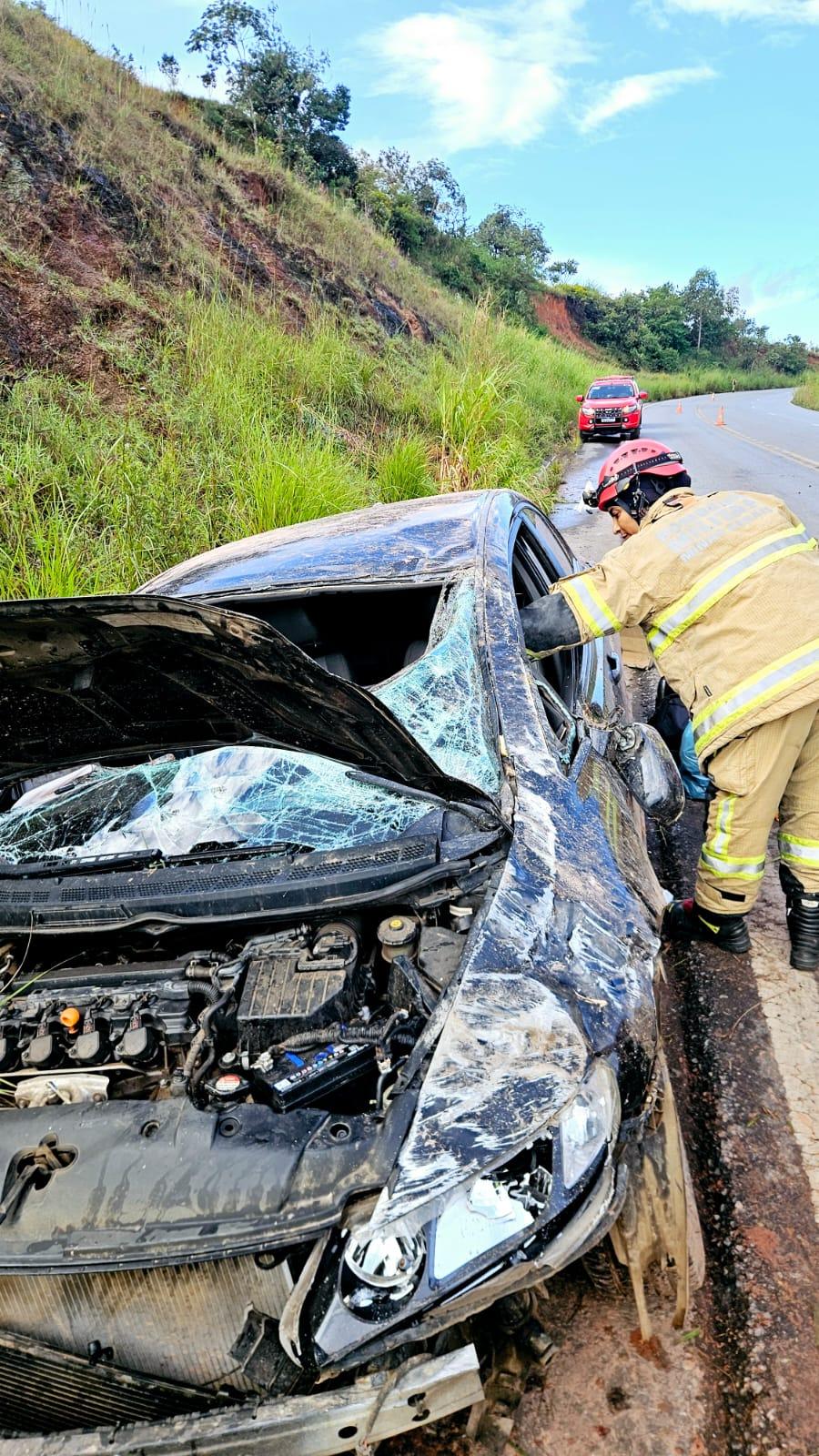 Carro perde controle na curva e capota na BR-354