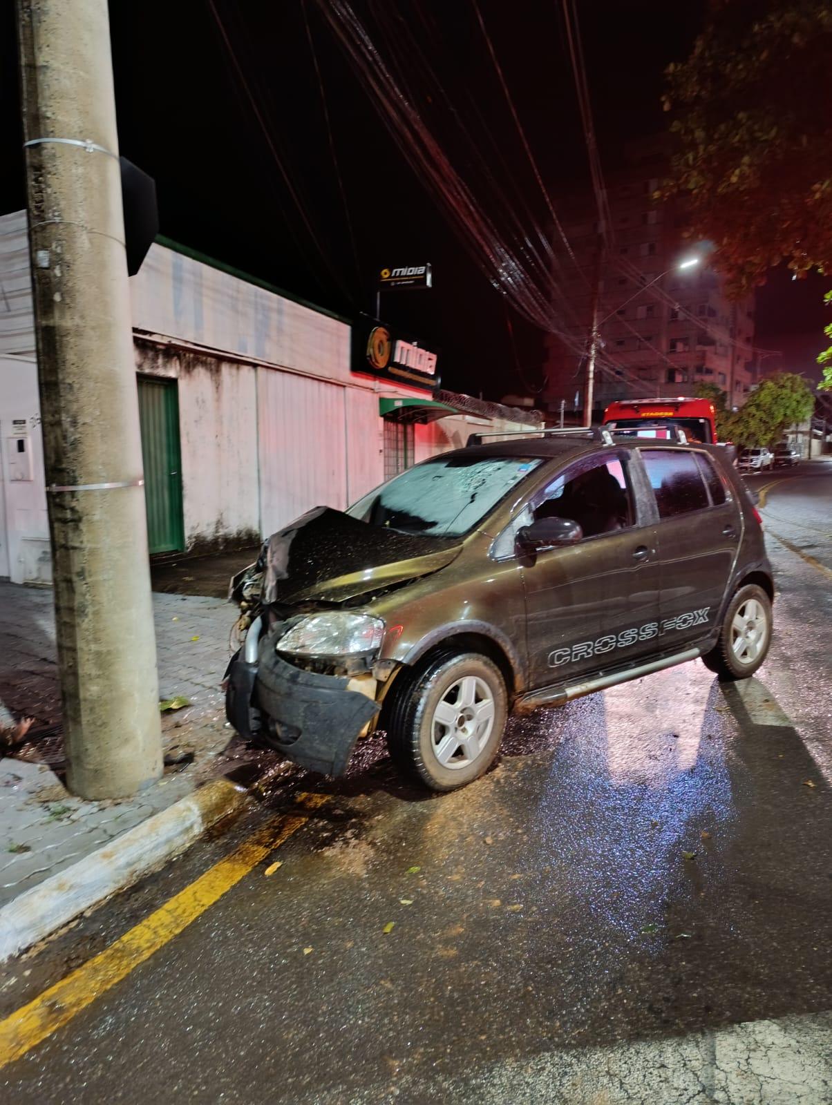 Inabilitado, motorista bate em poste e confirma ter bebido