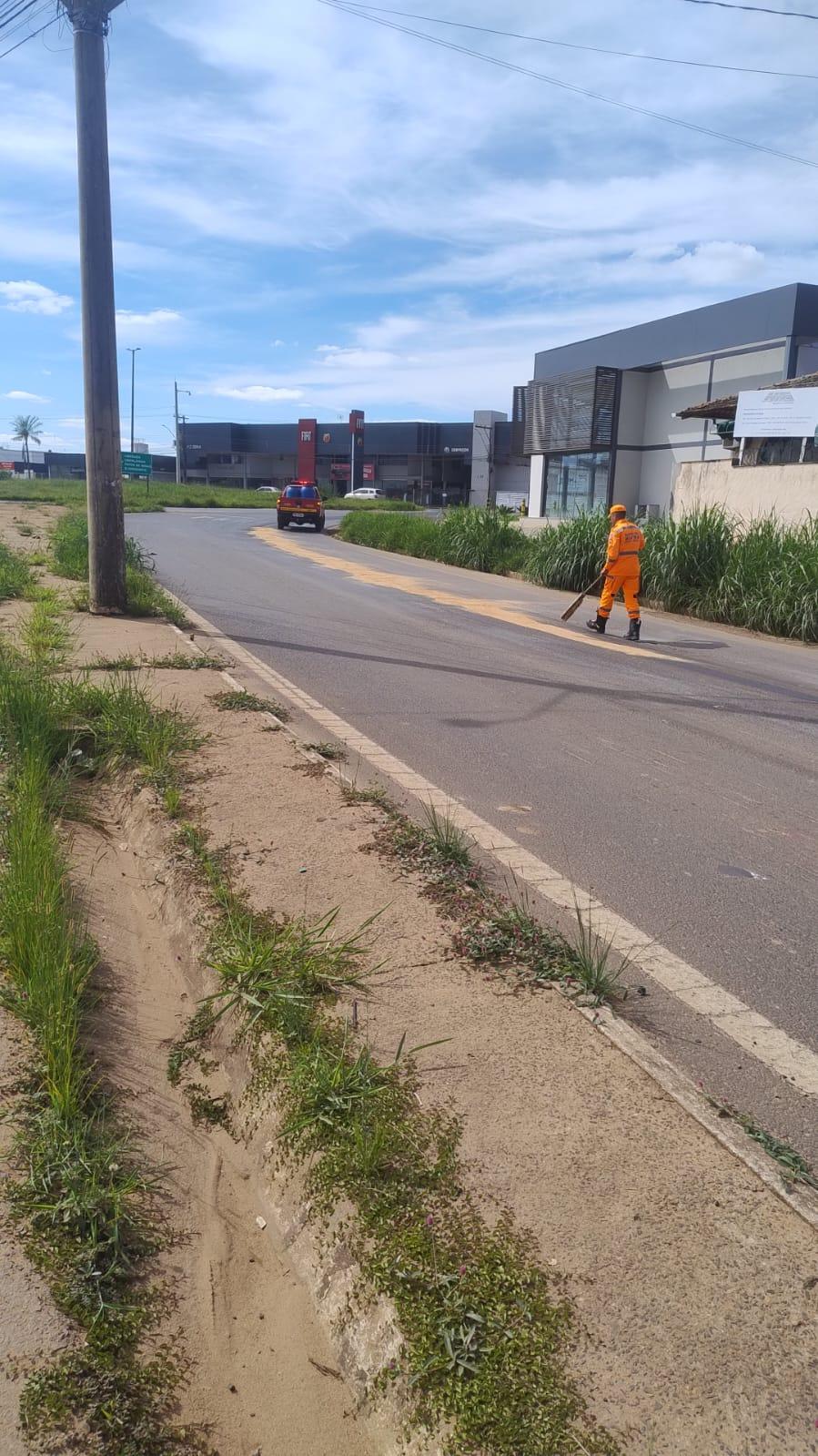 Bombeiros agem rápido e evitam acidentes após vazamento de óleo em rotatória