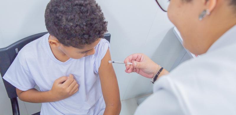 Vacinação infantil contra a gripe é essencial para prevenir complicações graves, alerta médico da rede municipal