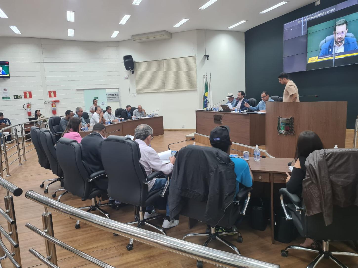 Vereadores aprovam projetos de apoio a mulheres vítimas de violência e de valorização dos servidores da Farmácia Municipal
