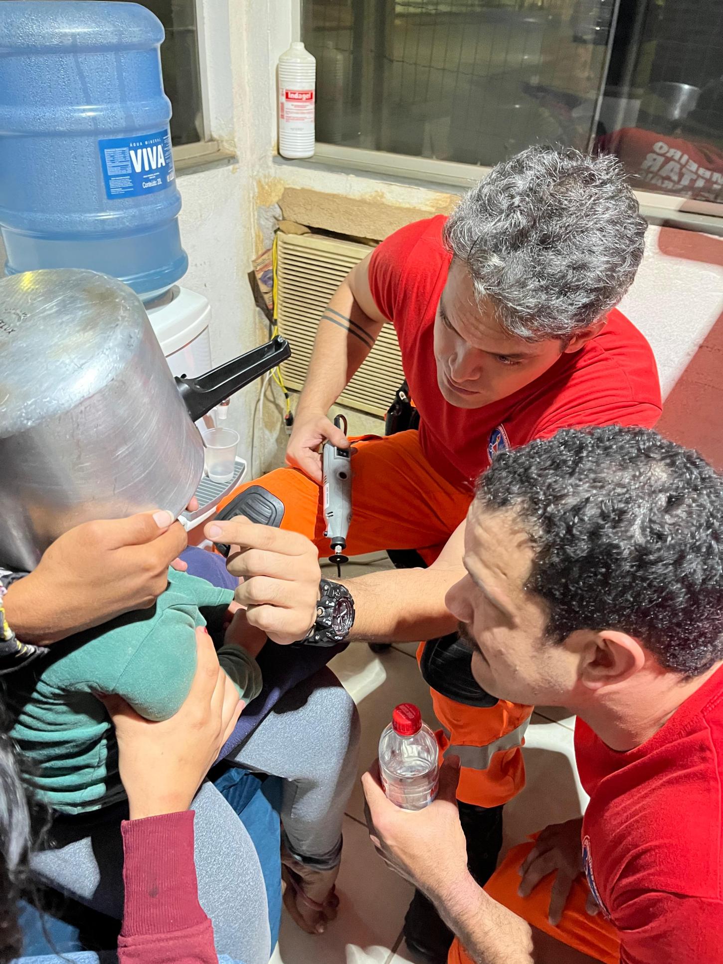 Criança com panela de pressão presa na cabeça é atendida pelos bombeiros