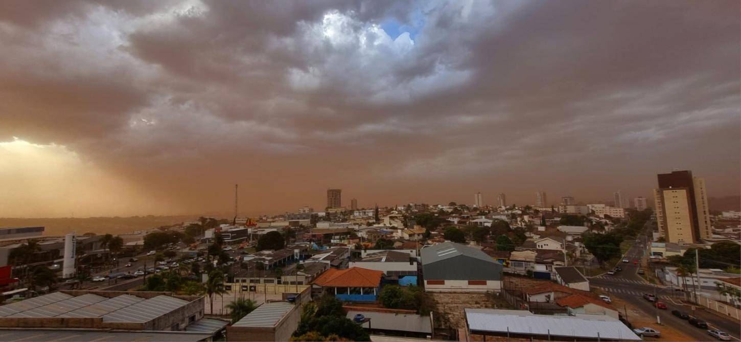 Nuvem de poeira encobre Araxá com chegada de frente fria