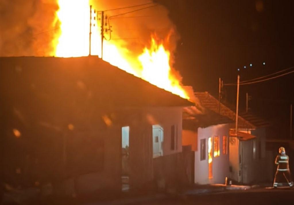 Casa é destruída por incêndio no centro de Sacramento