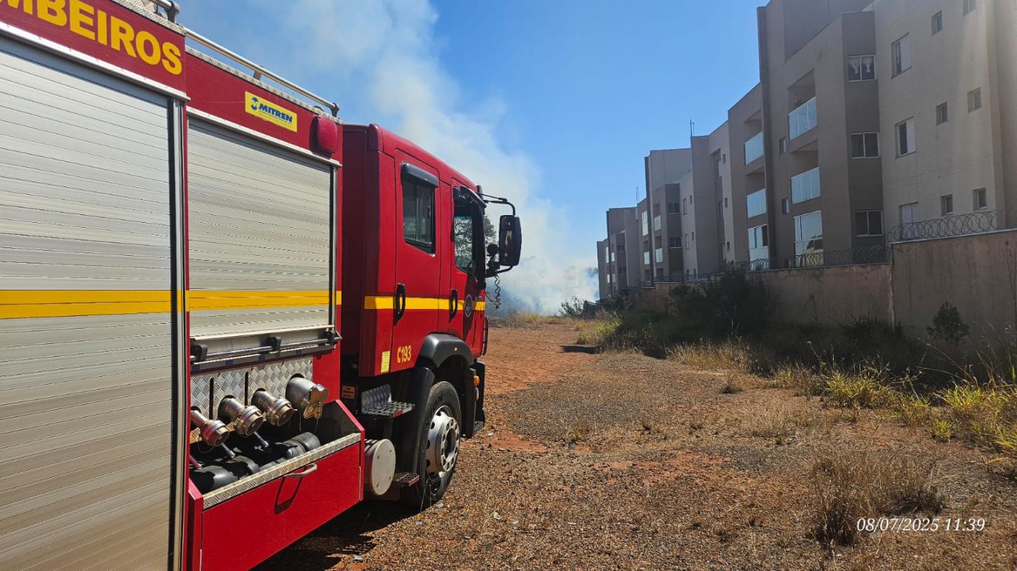 Incêndio atinge área de vegetação entre bairros em Araxá