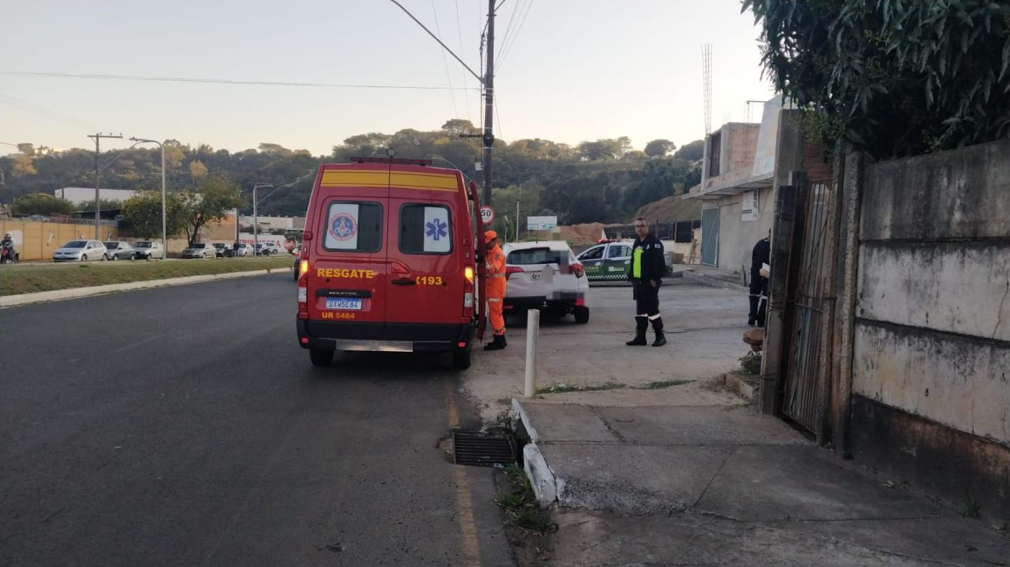 Jovem de 19 anos fica ferida em acidente entre moto e carro em Araxá