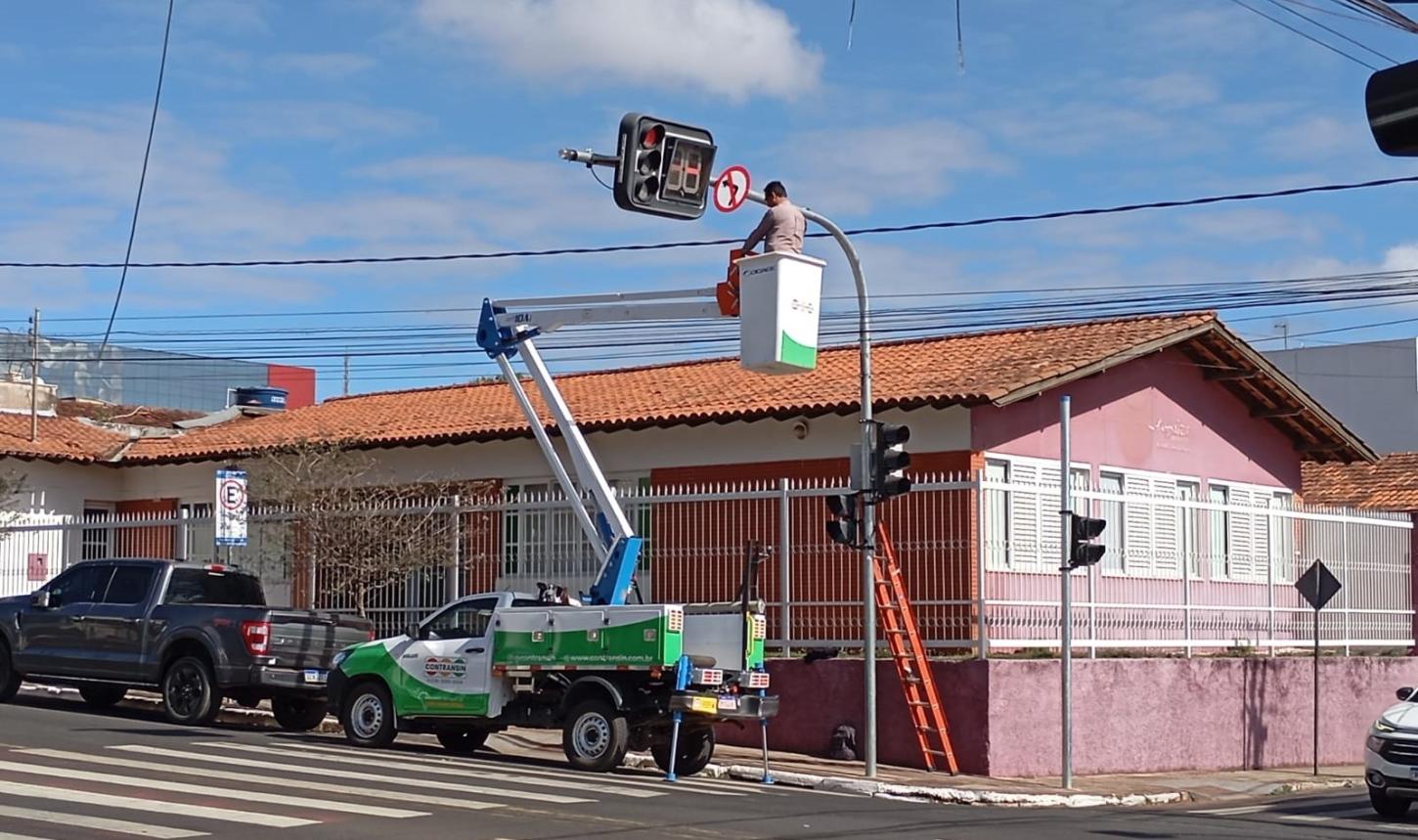 Semáforos do Centro de Araxá passam por manutenção preventiva