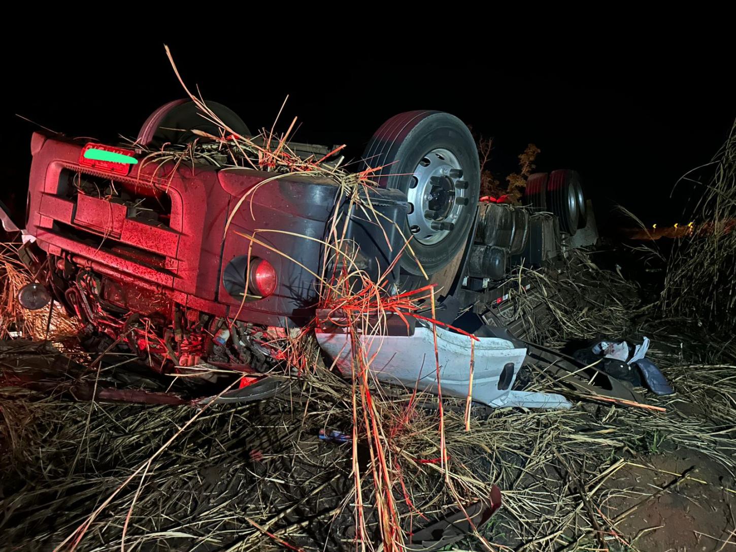 Tombamento de caminhão deixa dois mortos na BR-354