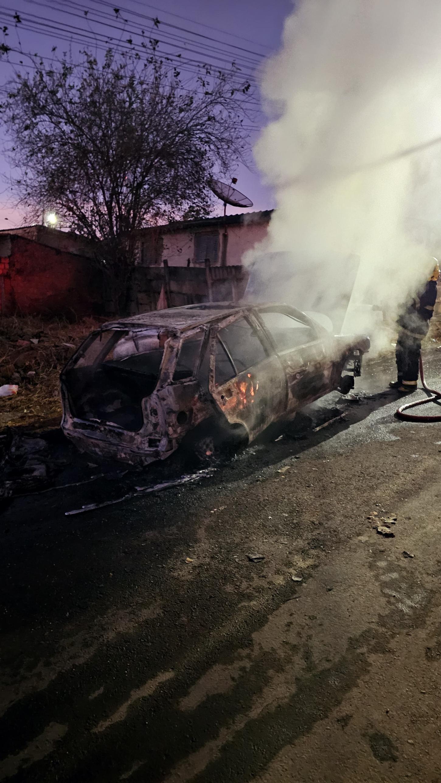 Carro é destruído por incêndio durante a madrugada em Araxá