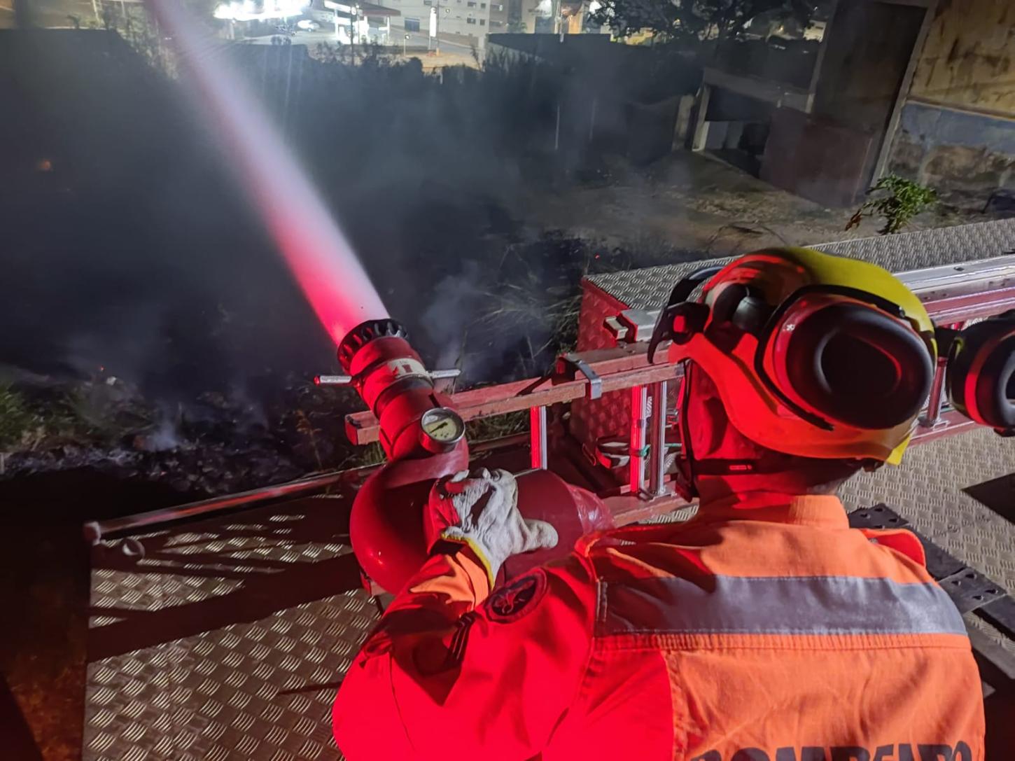 Incêndio atinge lote vago no bairro Santa Luzia em Araxá