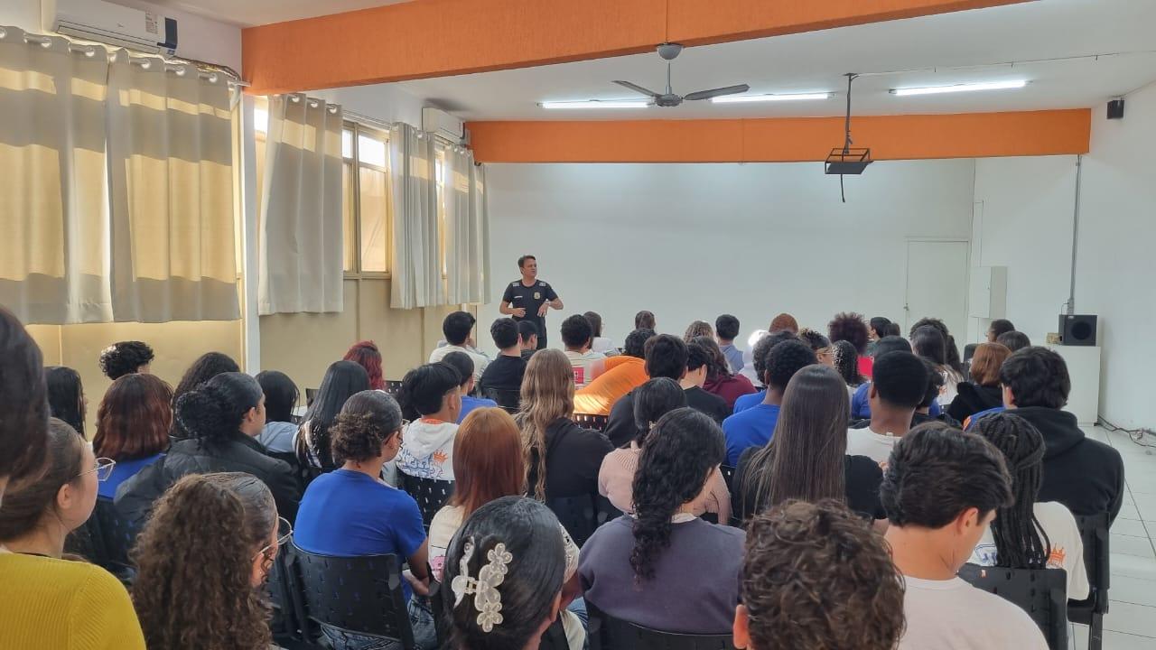 Polícia Civil promove palestra sobre drogas e criminalidade em escola de Araxá