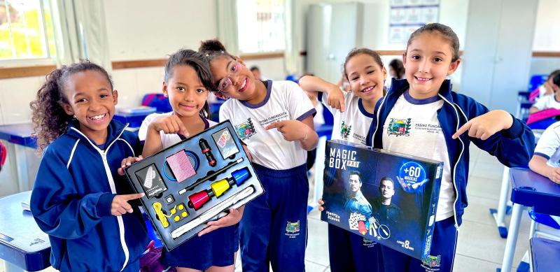 Prefeitura de Araxá inicia distribuição dos kits do Projeto Escola Mágica para alunos da rede municipal