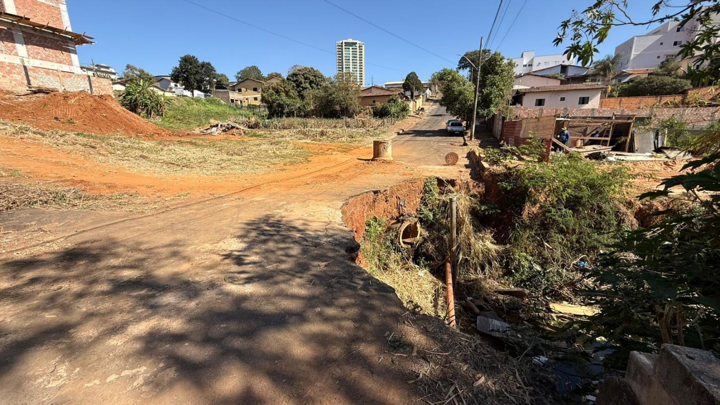 Prefeitura inicia obra definitiva para eliminar erosão na Romeu Castro Alves, na Vila Silvéria