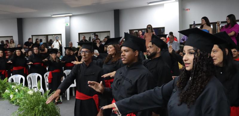 EJA conclui mais uma turma com 28 alunos em Araxá