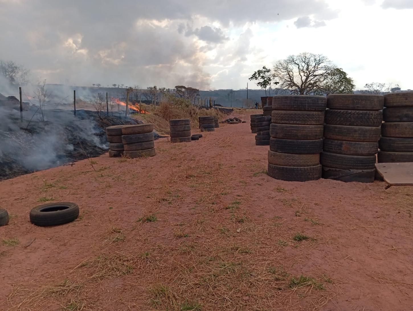 Incêndio ameaça fazendas e bairro Belvedere em Araxá