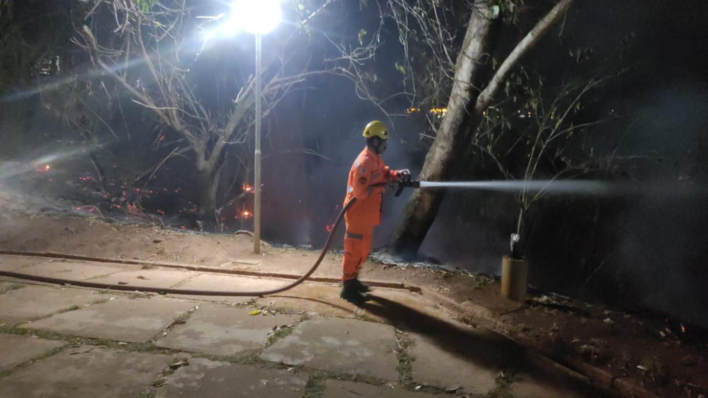 Incêndio atinge área do Parque do Cristo em Araxá