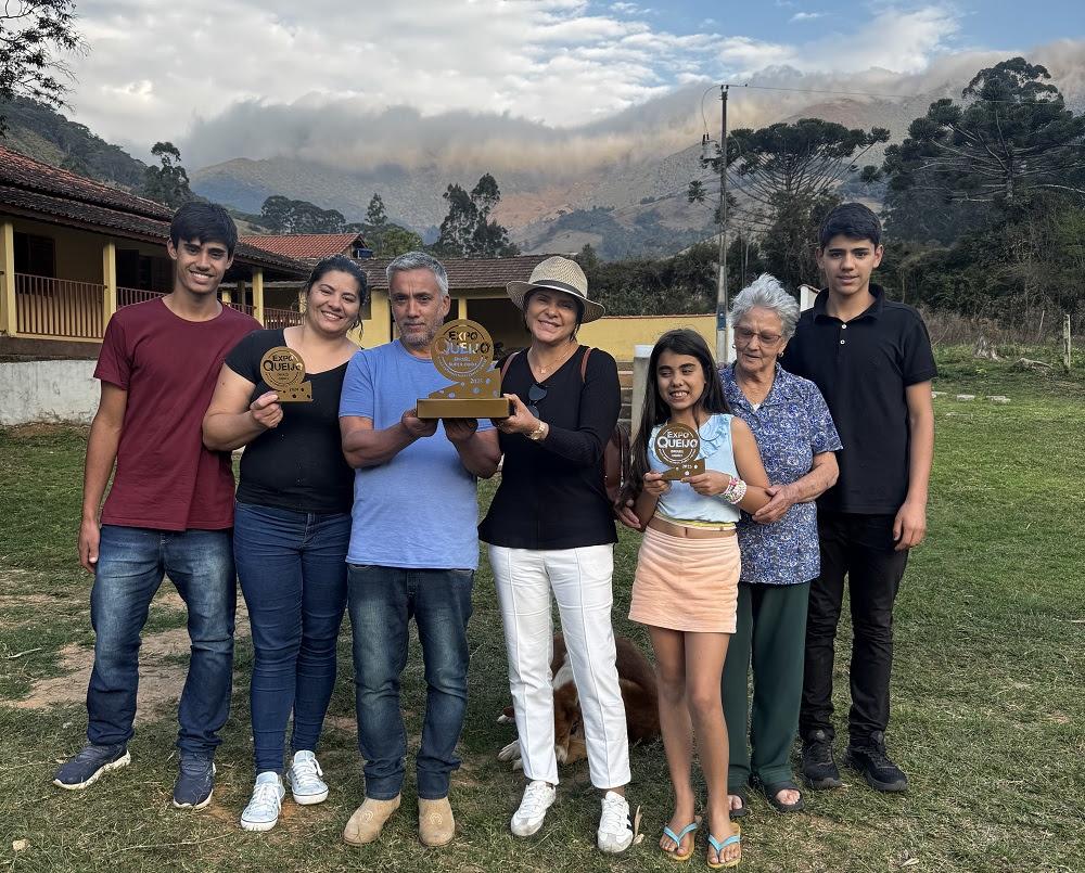 Produtor mineiro recebe visita da embaixadora do Queijo após prêmio histórico