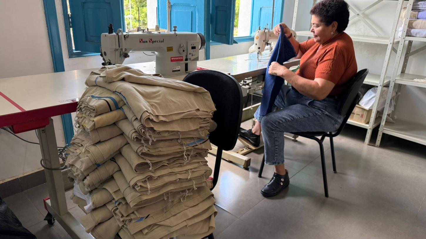 Ateliê de Tecelagem transforma uniformes usados em novos produtos sustentáveis