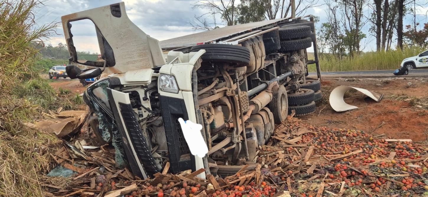 Caminhão frigorífico tomba na BR-262, em Campos Altos, e carga é saqueada