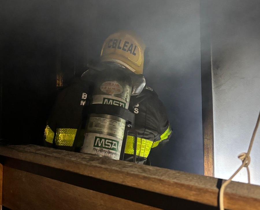 Incêndio em apartamento: bombeiros conseguiram controlar as chamas