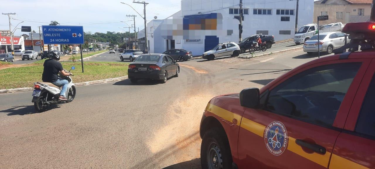 Bombeiros de Araxá atuam para eliminar risco de derrapagem causado por óleo em avenida