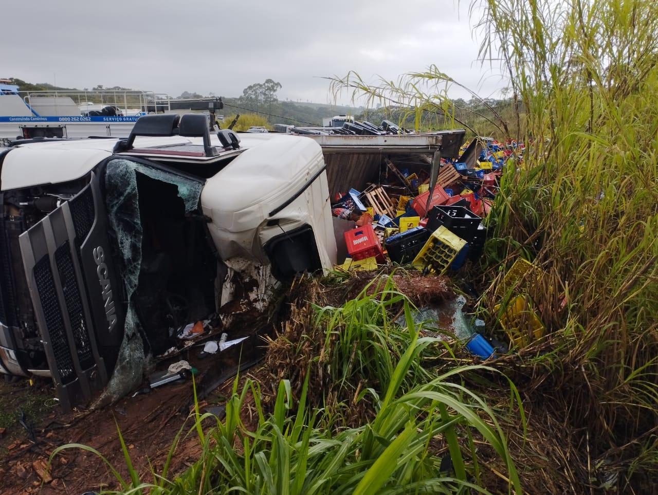 Carreta tomba na BR-262, interdita rodovia e motorista é resgatado das ferragens em Córrego Danta