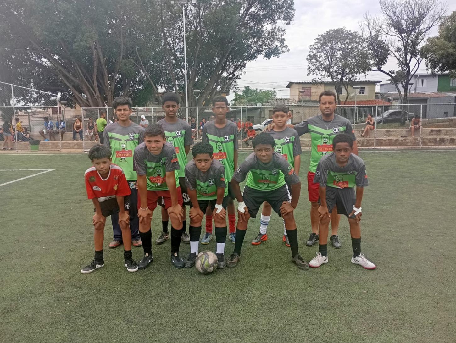 Manhã Esportiva movimenta Praça da Juventude e reúne escolinhas de futebol de Araxá
