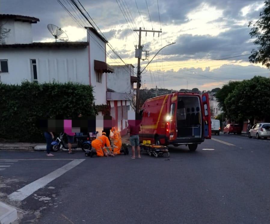 Mulher de 60 anos fica ferida em acidente entre moto elétrica e carro no Centro de Araxá