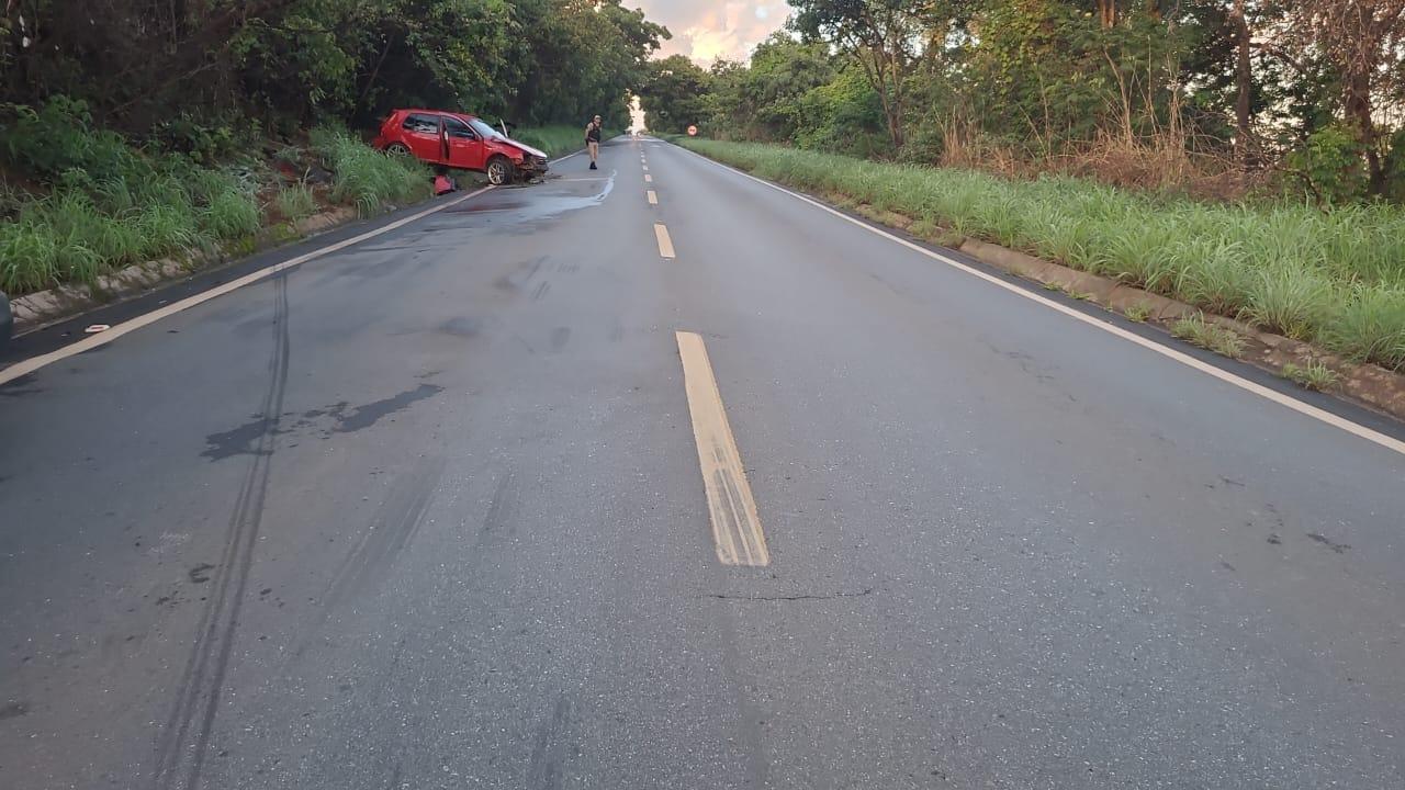 Carro derrapa na MG-410, durante chuva intensa