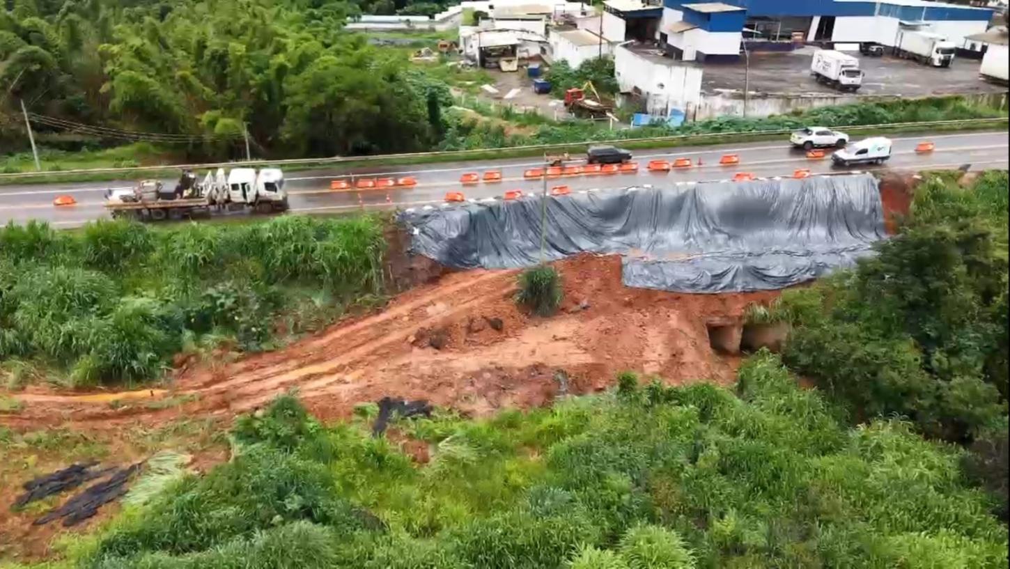 Pare e siga é implantado na BR-452, em Araxá, para obras preventivas