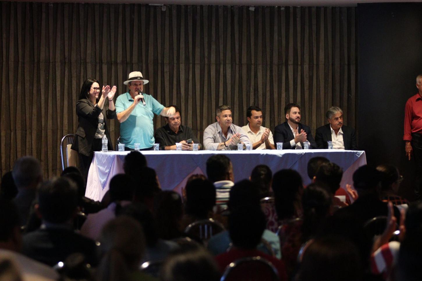 Prefeitura de Araxá entrega títulos de regularização fundiária a mais de 250 famílias