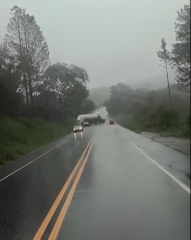 Caminhão faz “L” e motorista fica ferido na MGC-452, em Perdizes