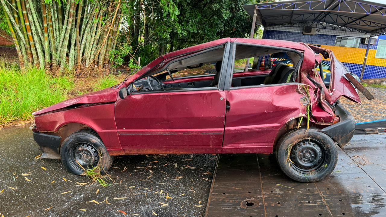 Capotamento deixa motorista ferido na BR-262