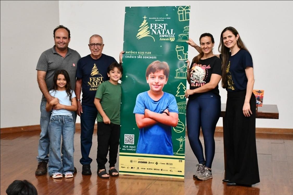 Famílias recebem totens da exposição do FestNatal Araxá – 160 anos
