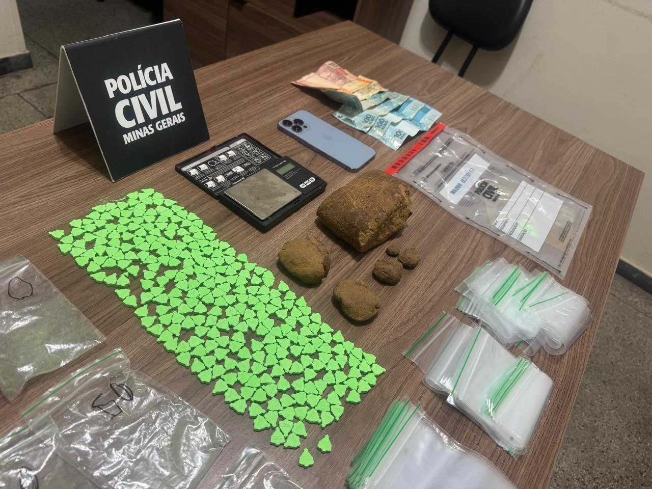 Polícia Civil apreende mais de 280 comprimidos de ecstasy em operação em Araxá